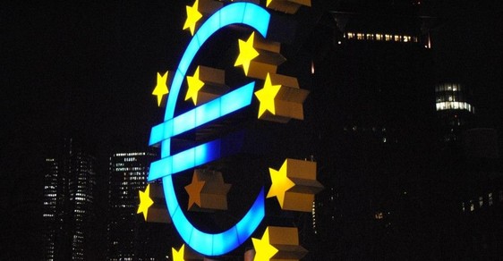 Symbol eura před Evropskou centrální bankou ve Frankfurtu.