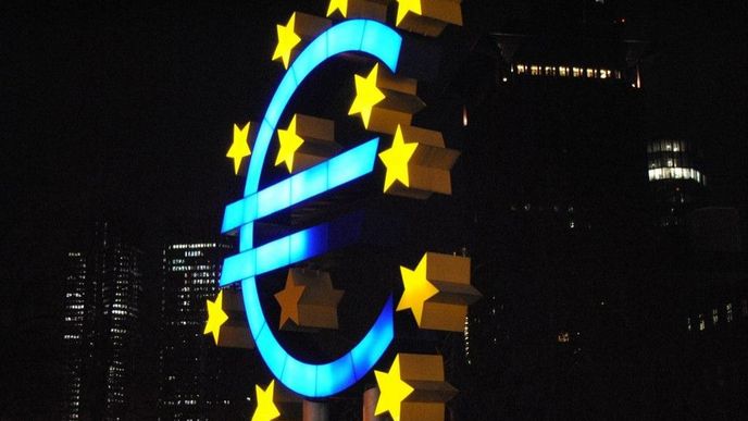Symbol eura před Evropskou centrální bankou ve Frankfurtu