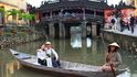 Symbol města a lásky. Žádná svatba se v Hoi Anu neobejde bez fotografie na loďce před romantickou kulisou japonského krytého mostu ze 16. století