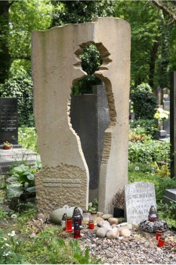 Herec a režisér je pochován na pražských Olšanech.