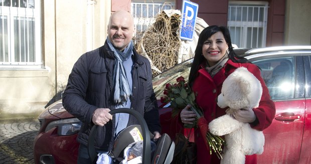 Operní pěvkyně Andrea Kalivodová si domů z porodnice přivedla druhého syna Sebastiana. Přijel pro ni manžel Radek a starší syn Adrian.