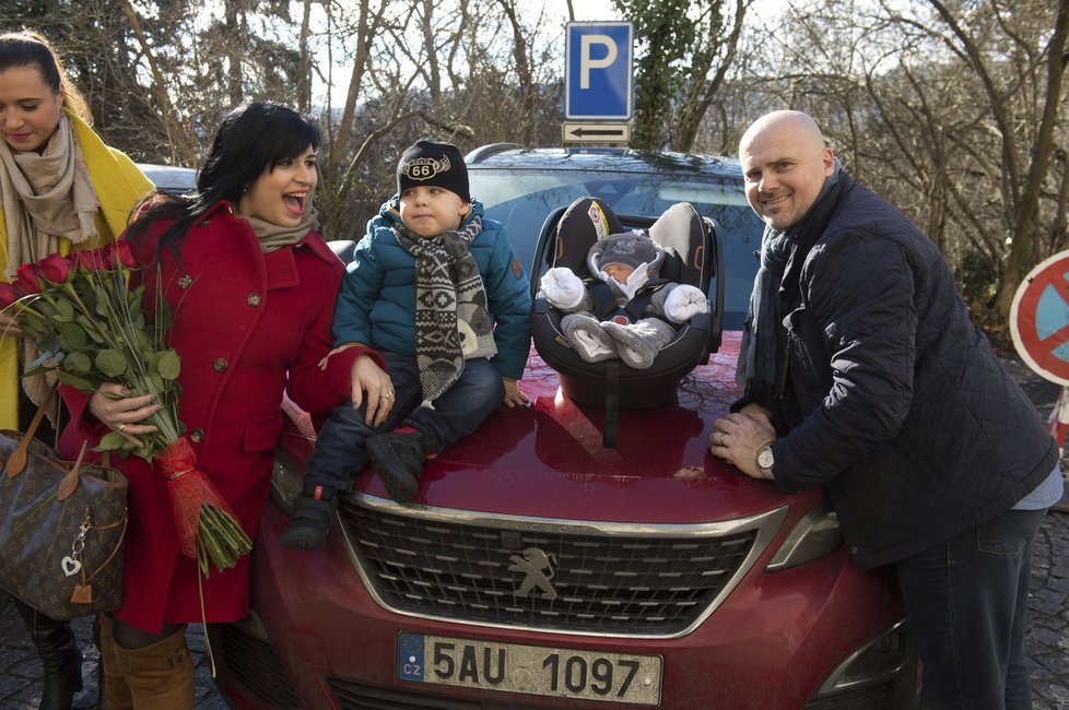 Operní pěvkyně Andrea Kalivodová si domů z porodnice přivedla druhého syna Sebastiana. Přijel pro ni manžel Radek a starší syn Adrian.