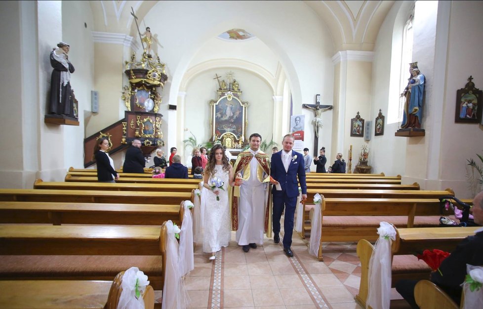Svatba proběhla v kostele.