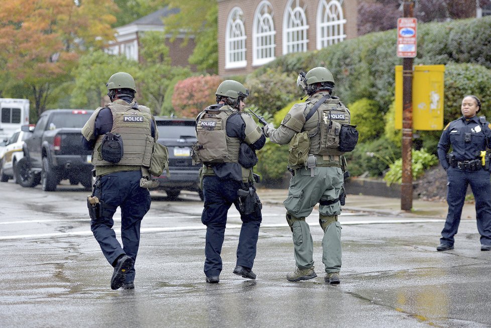 Policie zasahovala při střelbě v synagoze v americkém Pittsburghu. (27.10.2018)