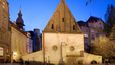 Staronová synagoga, Praha: Židovské kulturní dědictví v Praze je skutečně bohaté. To dokládá i Staronová synagoga, jež je nejstarší synagogou na světě, která je nepřetržitě využívána k sakrálním účelům. Stavba pochází z roku 1270 a je tak jednou z nejlépe zachovaných synagog v gotickém dvojlodním slohu. Právě ve Staronové synagoze působil ve století šestnáctém Jehuda Liva ben Becalel, nám lépe známý jako rabbi Löw, a právě na půdě Staronové synagogy se má nacházet tělo mytického golema.