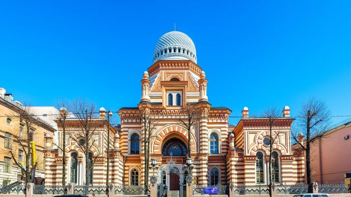 Grand Choral Synagogue, Petrohrad: V druhé polovině devatenáctého století byl Petrohrad stále hlavním městem Ruského impéria. Židovská populace zde měla k dispozici zhruba deset sakrálních lokalit, ale žádná z nich nebyla synagogou, ve které by se mohla sejít celá komunita. Stavbu velké synagogy povolil car Alexandr II. v roce 1869. V roce 1879 byl zakoupen pozemek a hotová synagoga byla posvěcena v roce 1893. Architekti synagogu projektovali v oblíbeném maurském slohu, pro tyto budovy oblíbeném, a ve stavbě se tak setkává maurská a byzantská architektura s arabskými motivy.