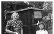 1947: Tříletá Jana se sestrou Helenkou a maminkou.