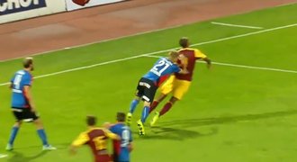 Dukla měla kopat penaltu! Podívejte se, co prošlo Procházkovi