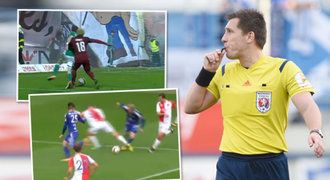 ZLATÁ PÍŠŤALKA: Neodpískané penalty. Jinak se většině sudích dařilo