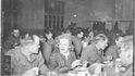 Filmová hvězda Marlene Dietrichová u jídla s vojáky během turné USO (U.S. Army Signal Corps)