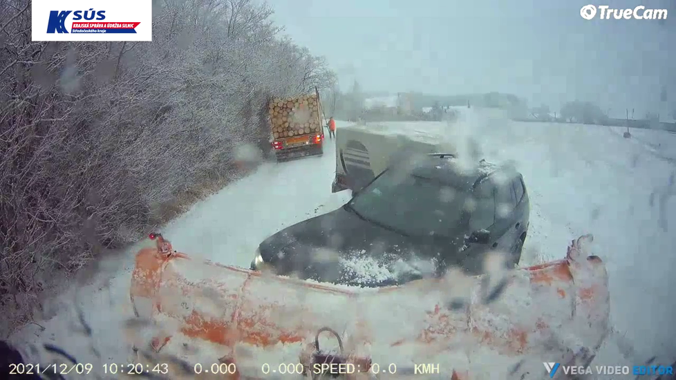 Sypač na údržbu silnic versus BMW: Jedno vozidlo narazilo přímo do něj, druhé do plotu