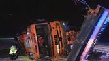 Nehoda sypače v Libni: Převrátil se na bok, řidič se nemohl z auta dostat ven