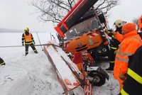 Sypač protahoval silnici a zapadl do příkopu: Vysvobodit ho museli hasiči s tatrovkou