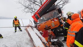 Z příkopu museli sypač s pluhem ve Vítkově na Opavsku vytáhnout hasiči.