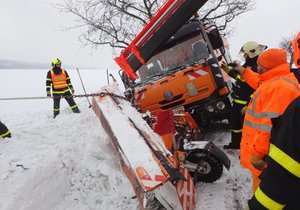 Z příkopu museli sypač s pluhem ve Vítkově na Opavsku vytáhnout hasiči.