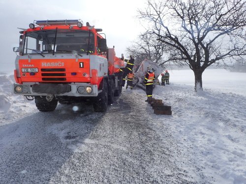 Z příkopu museli sypač s pluhem ve Vítkově na Opavsku vytáhnout hasiči.
