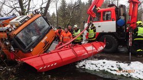 Přední radlice sypače se ve Stříbrných Horách zapíchla do bahna a stroji hrozilo převrácení.