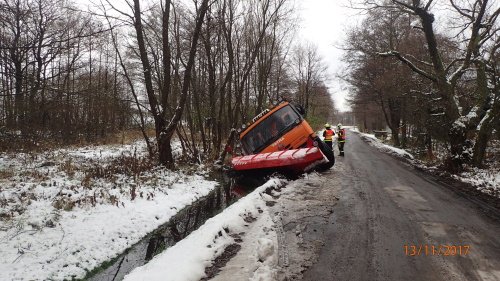 Přední radlice sypače se ve Stříbrných Horách zapíchla do bahna a stroji hrozilo převrácení.