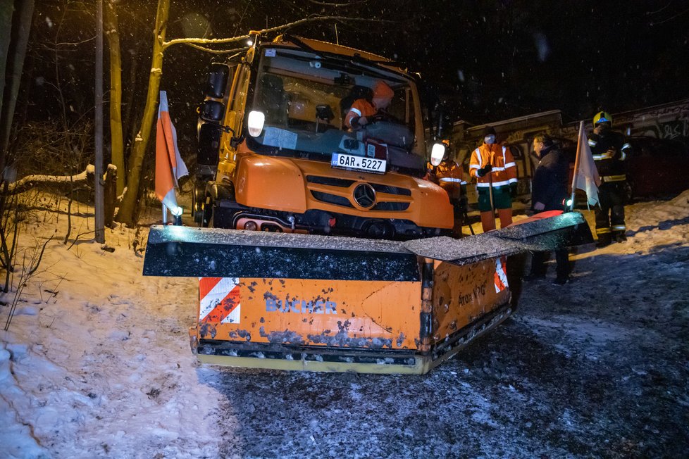 V Praze 6 zapadl sypač, vyprostit ho museli hasiči.