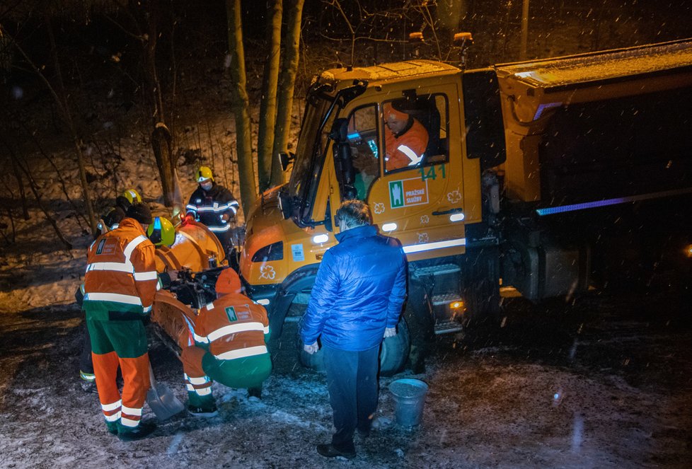 V Praze 6 zapadl sypač, vyprostit ho museli hasiči.