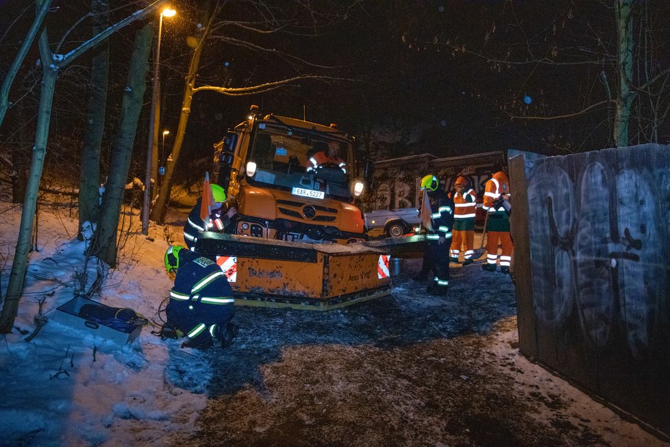 V Praze 6 zapadl sypač, vyprostit ho museli hasiči.