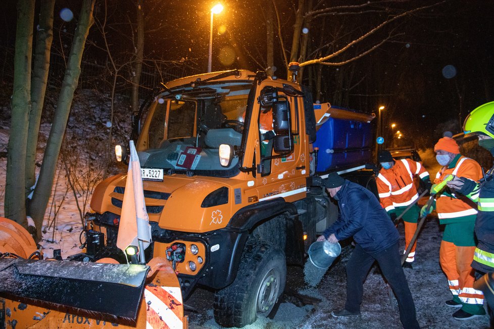 V Praze 6 zapadl sypač, vyprostit ho museli hasiči.