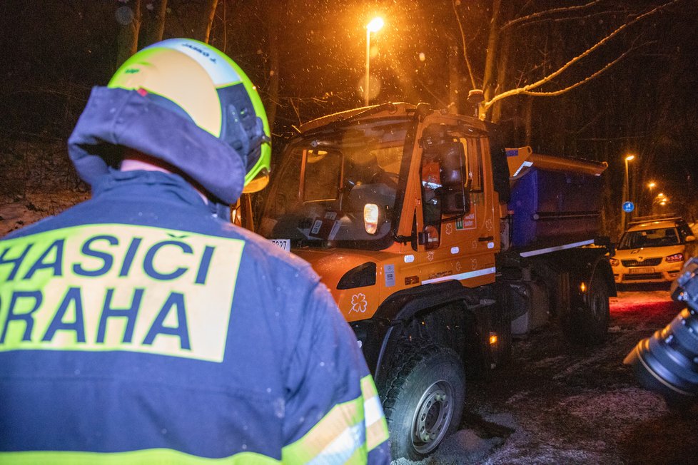 V Praze 6 zapadl sypač, vyprostit ho museli hasiči.