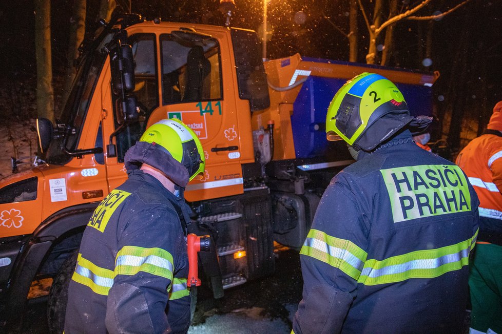 V Praze 6 zapadl sypač, vyprostit ho museli hasiči.