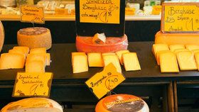Proč se sýry dobarvují?