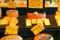 Pozor na triky výrobců: Proč se sýry dobarvují a čím?