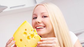 Bohužel, i nízkotučné sýry v sobě ukrývají hodně energie