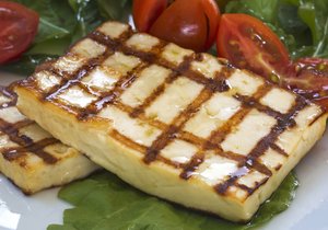 Grilovaný halloumi: Ochutnejte vynikající sýr, který se v teple nerozteče