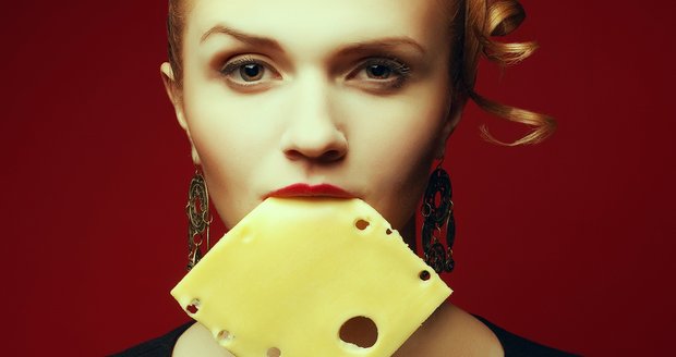 Čím je sýr tvrdší sýr, tím delší je jeho trvanlivost. Eidam můžete uložit i do mrazáku.