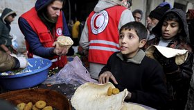 Ve zdevastovaném východním Aleppu stále trpí tisíce civilistů.