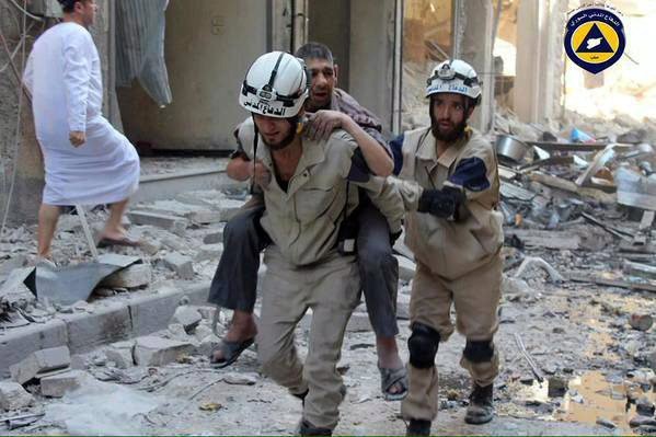 Syrští dobrovolníci pomáhají obětem války.