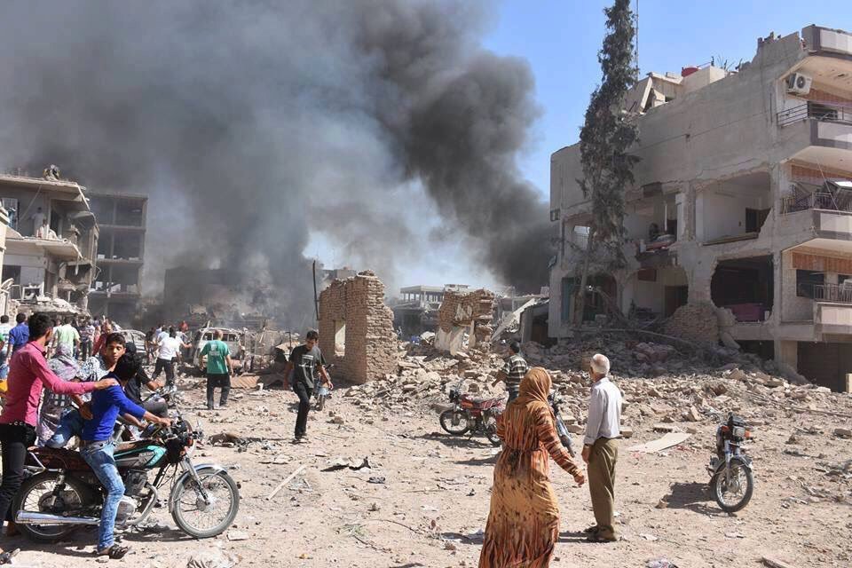 Krvavý útok islamistů v Sýrii: Přes 40 mrtvých a více než 100 zraněných.