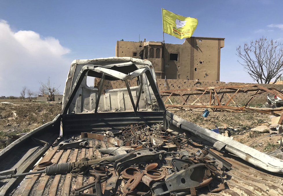 Arabsko-kurdské demokratické síly (SDF) podporované USA oznámily porážku Islámského státu v Baghúzu, posledním území, které ovládal chálífát ISIS