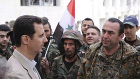 Prezident Bašár Asad s vládními vojáky