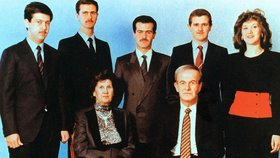 Rodina Asadů v roce 1992: V přední řadě Háfiz Asad, jeho žena Anisa Machlúfová. Vzadu zleva: Jejich potomci Maher, Bašár (prezident Sýrie), Bassel, Majid a Bushra.