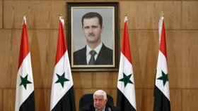 Syrský ministr zahraničí Walid al Moualem s portrétem Bašára Asada