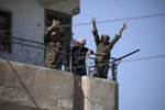 Arabsko-kurdské milice SDF dobyly z rukou bojovníků teroristické organizace Islámský stát (IS) město Rakka, které dříve sloužilo jako hlavní bašta IS v Sýrii.
