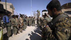 Arabsko-kurdské milice SDF dobyly z rukou bojovníků teroristické organizace Islámský stát (IS) město Rakka, které dříve sloužilo jako hlavní bašta IS v Sýrii.