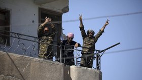 Arabsko-kurdské milice SDF dobyly z rukou bojovníků teroristické organizace Islámský stát (IS) město Rakka, které dříve sloužilo jako hlavní bašta IS v Sýrii.