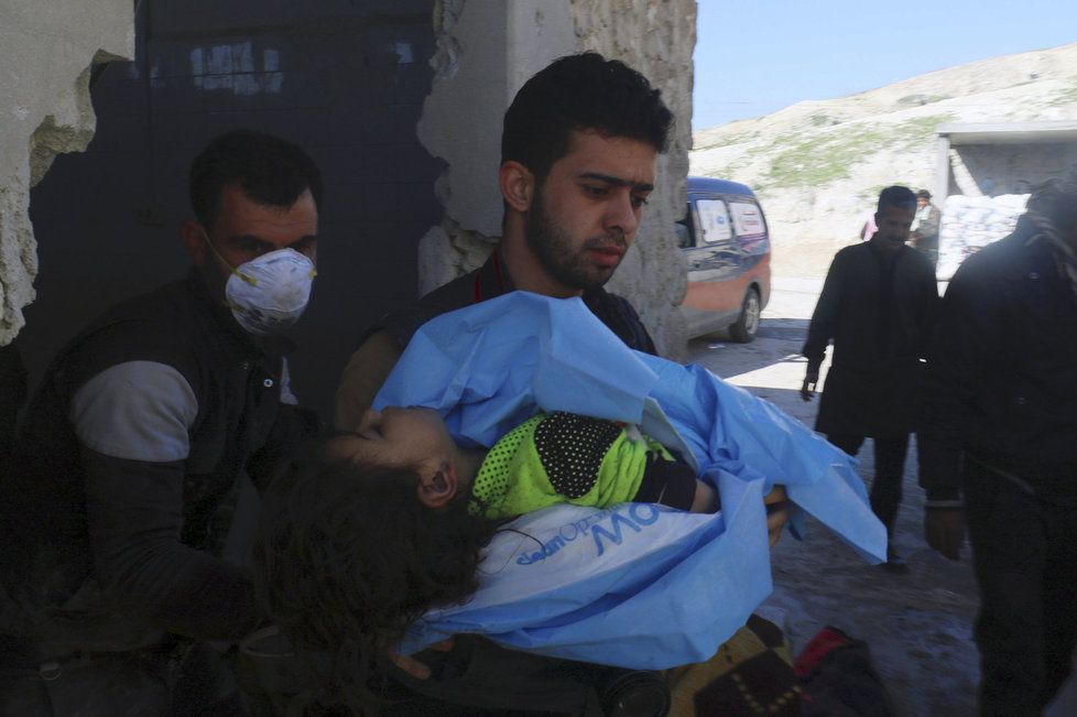 Letecký útok v syrské provincii Idlib si vyžádal desítky obětí včetně dětí