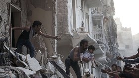 Bombardování v Sýrii: Zachráněná holčička