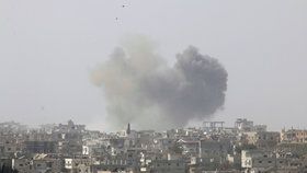 Při výbuchu náloží v Damašku zemřelo podle televize 40 lidí.