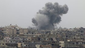 Při výbuchu náloží v Damašku zemřelo podle televize 40 lidí.