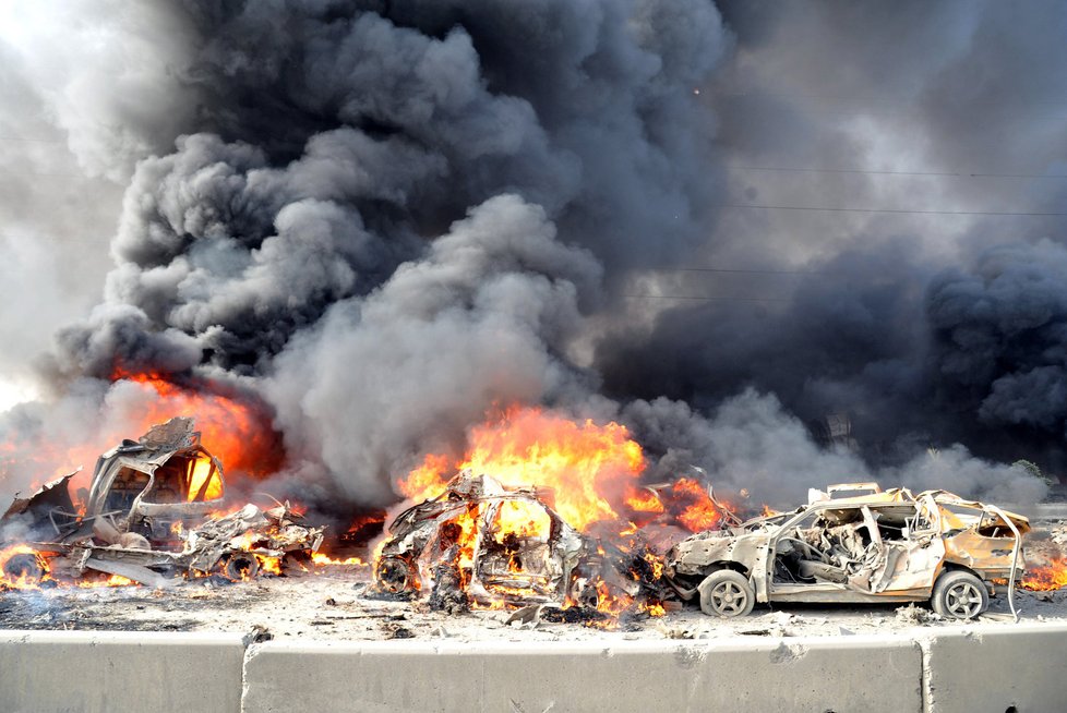 Hořící auta v syrském Damašku, kterým nedávno otřásly mimořádně silné exploze