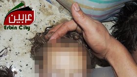 Malý andílek zemřel krutou, bolestivou smrtí. Podle opozice stojí za jeho smrtí a smrtí stovek dalších dětí prezident Asad