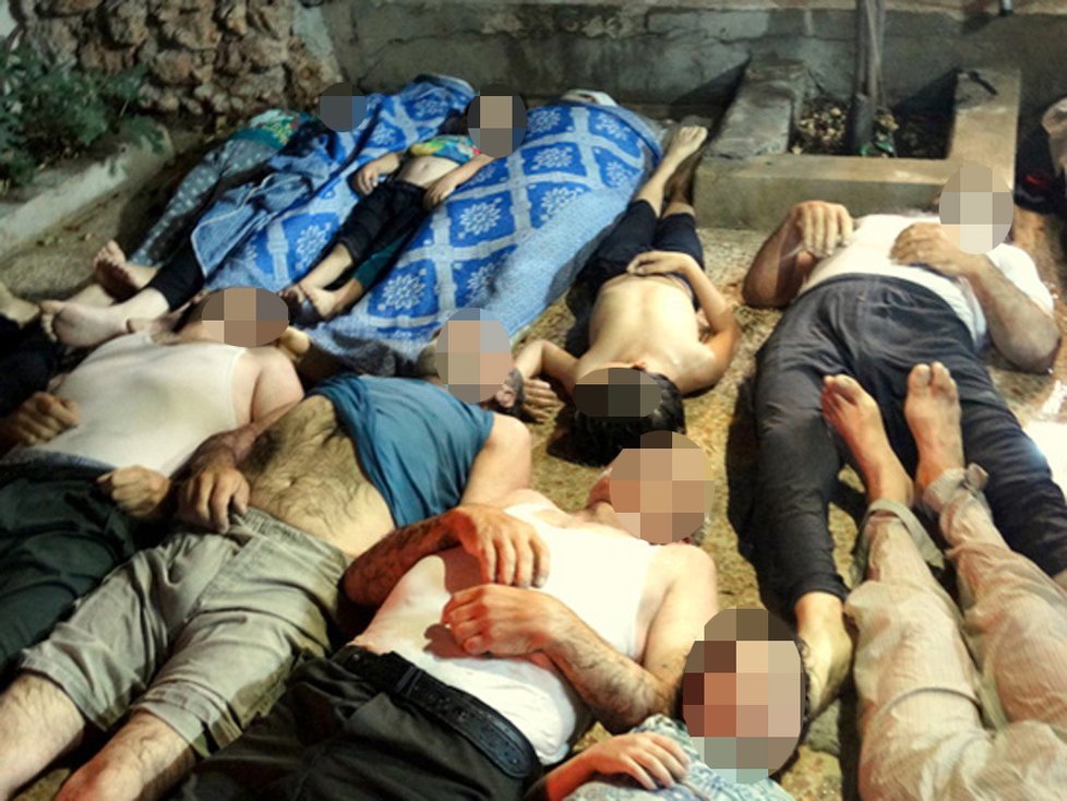 Mrtvé syrské děti po chemickém útoku na předměstí Damašku